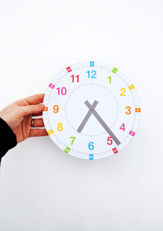 'Tell the time'  clock // free printable by minieco